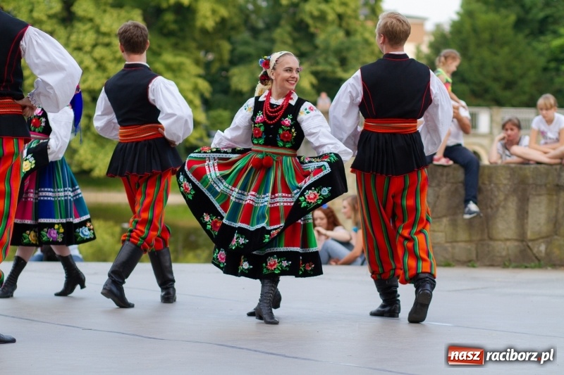 Zdjęcie w galerii na portalu naszraciborz.pl: Magiczna i kolorowa I Raciborska Noc Świętojańska z folklorem wiadomości z regionu