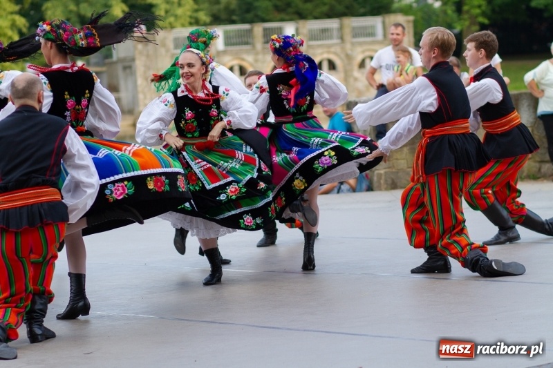 Zdjęcie w galerii na portalu naszraciborz.pl: Magiczna i kolorowa I Raciborska Noc Świętojańska z folklorem wiadomości z regionu