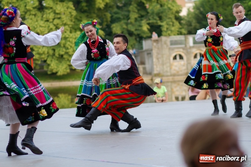 Zdjęcie w galerii na portalu naszraciborz.pl: Magiczna i kolorowa I Raciborska Noc Świętojańska z folklorem wiadomości z regionu