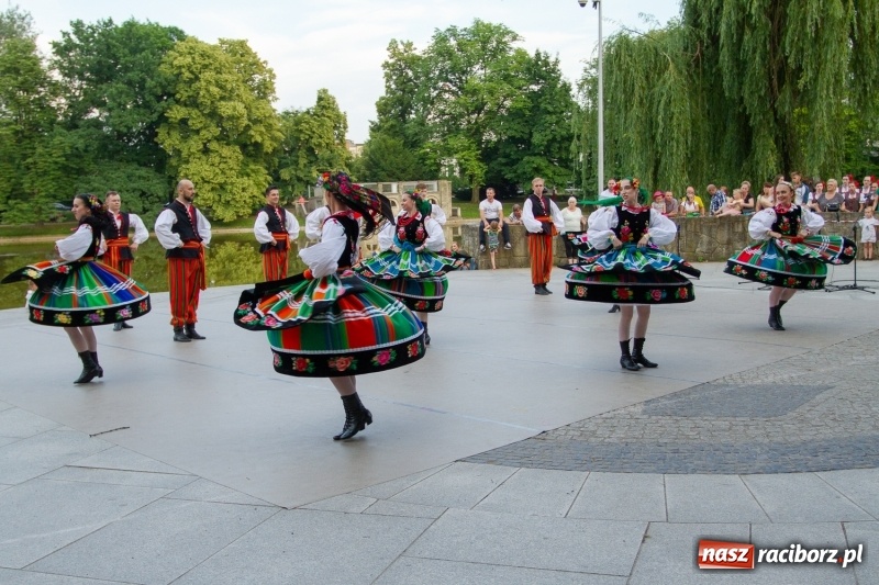 Zdjęcie w galerii na portalu naszraciborz.pl: Magiczna i kolorowa I Raciborska Noc Świętojańska z folklorem wiadomości z regionu