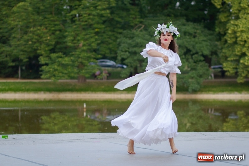 Zdjęcie w galerii na portalu naszraciborz.pl: Magiczna i kolorowa I Raciborska Noc Świętojańska z folklorem wiadomości z regionu