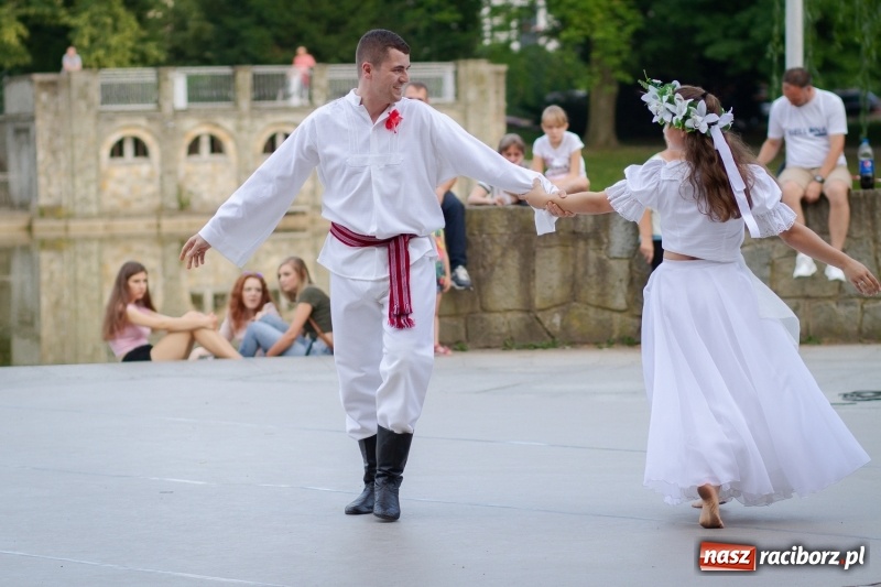 Zdjęcie w galerii na portalu naszraciborz.pl: Magiczna i kolorowa I Raciborska Noc Świętojańska z folklorem wiadomości z regionu