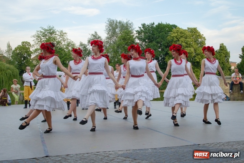 Zdjęcie w galerii na portalu naszraciborz.pl: Magiczna i kolorowa I Raciborska Noc Świętojańska z folklorem wiadomości z regionu