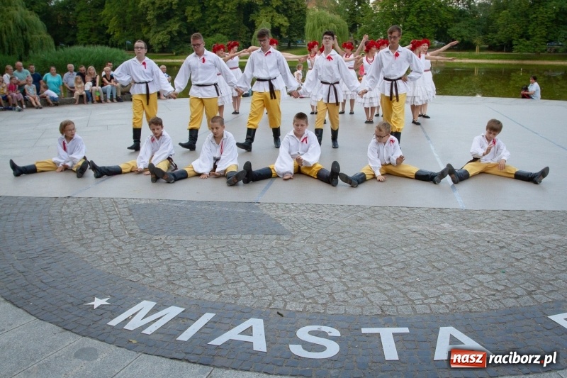 Zdjęcie w galerii na portalu naszraciborz.pl: Magiczna i kolorowa I Raciborska Noc Świętojańska z folklorem wiadomości z regionu