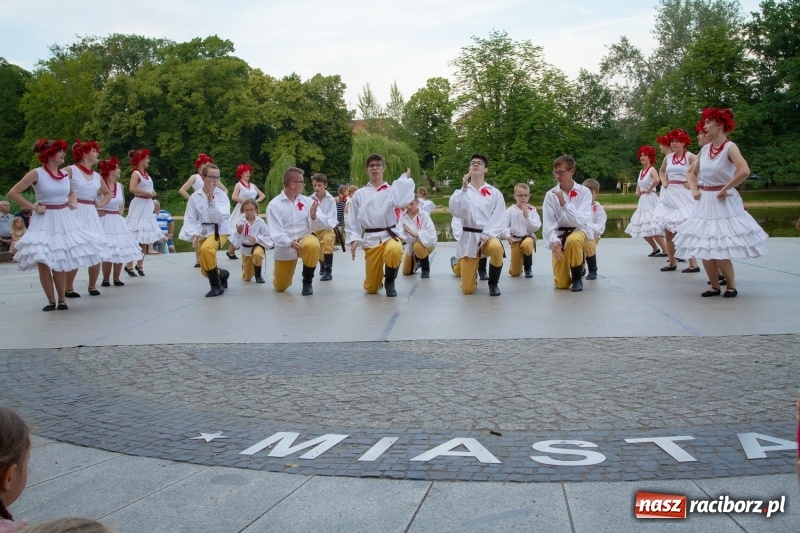 Zdjęcie w galerii na portalu naszraciborz.pl: Magiczna i kolorowa I Raciborska Noc Świętojańska z folklorem wiadomości z regionu