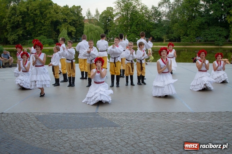 Zdjęcie w galerii na portalu naszraciborz.pl: Magiczna i kolorowa I Raciborska Noc Świętojańska z folklorem wiadomości z regionu