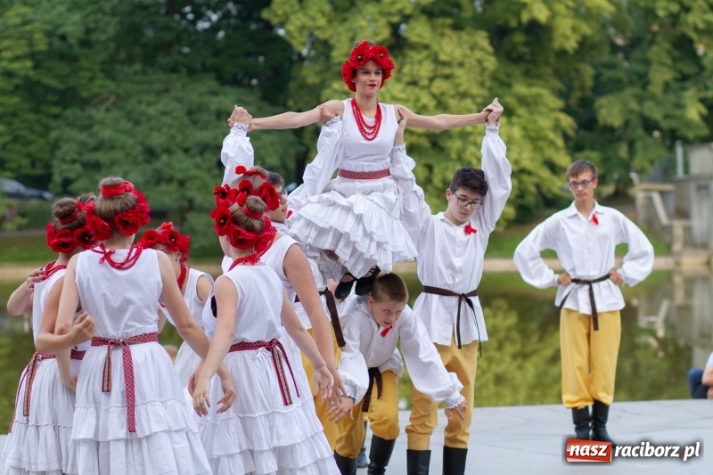 Zdjęcie w galerii na portalu naszraciborz.pl: Magiczna i kolorowa I Raciborska Noc Świętojańska z folklorem wiadomości z regionu