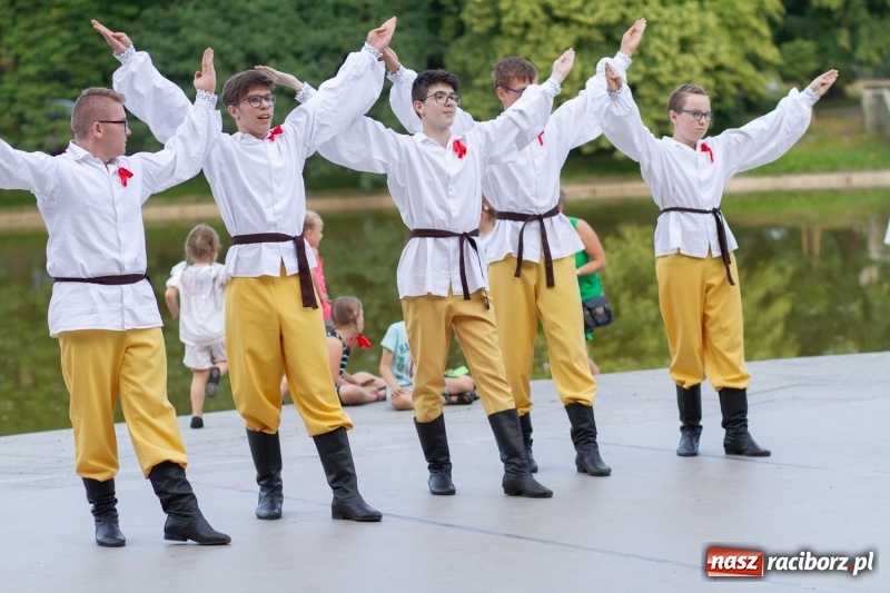 Zdjęcie w galerii na portalu naszraciborz.pl: Magiczna i kolorowa I Raciborska Noc Świętojańska z folklorem wiadomości z regionu