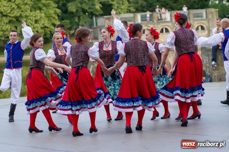 Zdjęcie w galerii na portalu naszraciborz.pl: Magiczna i kolorowa I Raciborska Noc Świętojańska z folklorem wiadomości z regionu