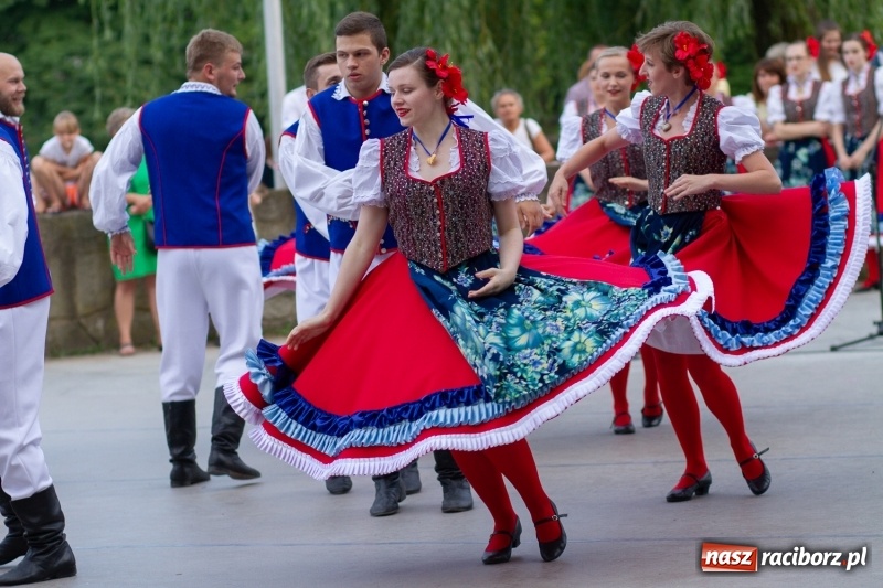 Zdjęcie w galerii na portalu naszraciborz.pl: Magiczna i kolorowa I Raciborska Noc Świętojańska z folklorem wiadomości z regionu