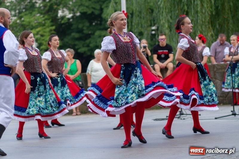 Zdjęcie w galerii na portalu naszraciborz.pl: Magiczna i kolorowa I Raciborska Noc Świętojańska z folklorem wiadomości z regionu