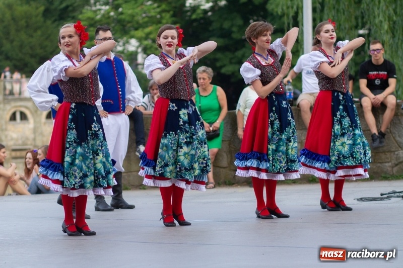 Zdjęcie w galerii na portalu naszraciborz.pl: Magiczna i kolorowa I Raciborska Noc Świętojańska z folklorem wiadomości z regionu