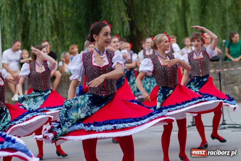 Zdjęcie w galerii na portalu naszraciborz.pl: Magiczna i kolorowa I Raciborska Noc Świętojańska z folklorem wiadomości z regionu