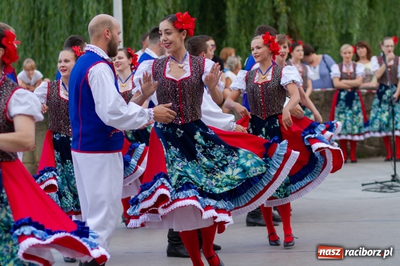 Zdjęcie w galerii na portalu naszraciborz.pl: Magiczna i kolorowa I Raciborska Noc Świętojańska z folklorem wiadomości z regionu
