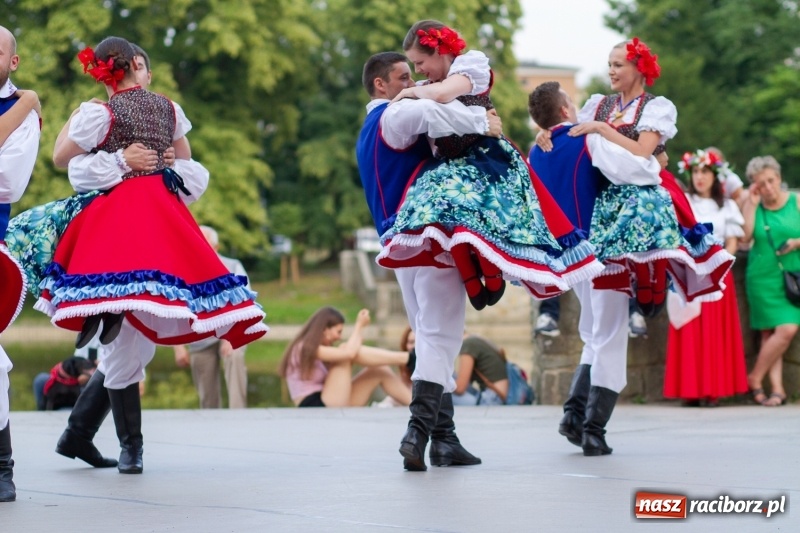 Zdjęcie w galerii na portalu naszraciborz.pl: Magiczna i kolorowa I Raciborska Noc Świętojańska z folklorem wiadomości z regionu