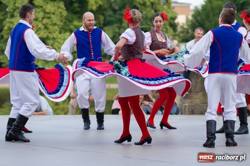 Zdjęcie w galerii na portalu naszraciborz.pl: Magiczna i kolorowa I Raciborska Noc Świętojańska z folklorem wiadomości z regionu