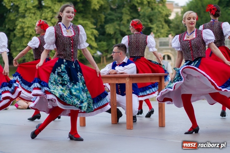 Zdjęcie w galerii na portalu naszraciborz.pl: Magiczna i kolorowa I Raciborska Noc Świętojańska z folklorem wiadomości z regionu