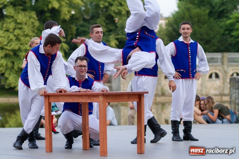 Zdjęcie w galerii na portalu naszraciborz.pl: Magiczna i kolorowa I Raciborska Noc Świętojańska z folklorem wiadomości z regionu