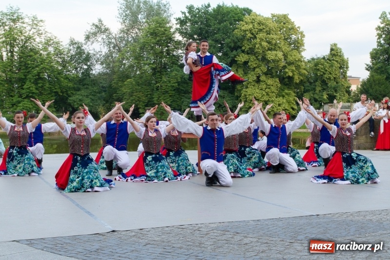 Zdjęcie w galerii na portalu naszraciborz.pl: Magiczna i kolorowa I Raciborska Noc Świętojańska z folklorem wiadomości z regionu
