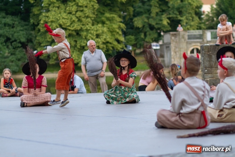 Zdjęcie w galerii na portalu naszraciborz.pl: Magiczna i kolorowa I Raciborska Noc Świętojańska z folklorem wiadomości z regionu