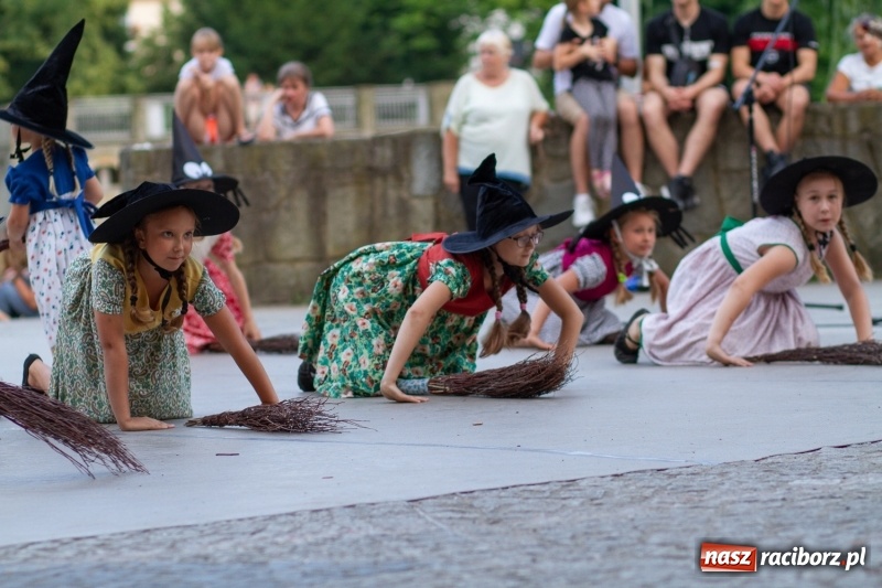Zdjęcie w galerii na portalu naszraciborz.pl: Magiczna i kolorowa I Raciborska Noc Świętojańska z folklorem wiadomości z regionu