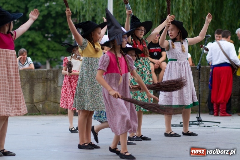 Zdjęcie w galerii na portalu naszraciborz.pl: Magiczna i kolorowa I Raciborska Noc Świętojańska z folklorem wiadomości z regionu