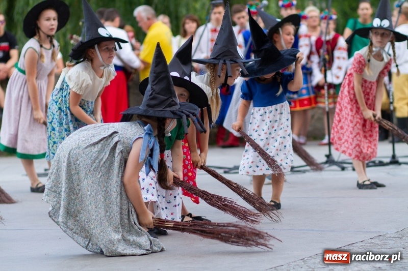 Zdjęcie w galerii na portalu naszraciborz.pl: Magiczna i kolorowa I Raciborska Noc Świętojańska z folklorem wiadomości z regionu