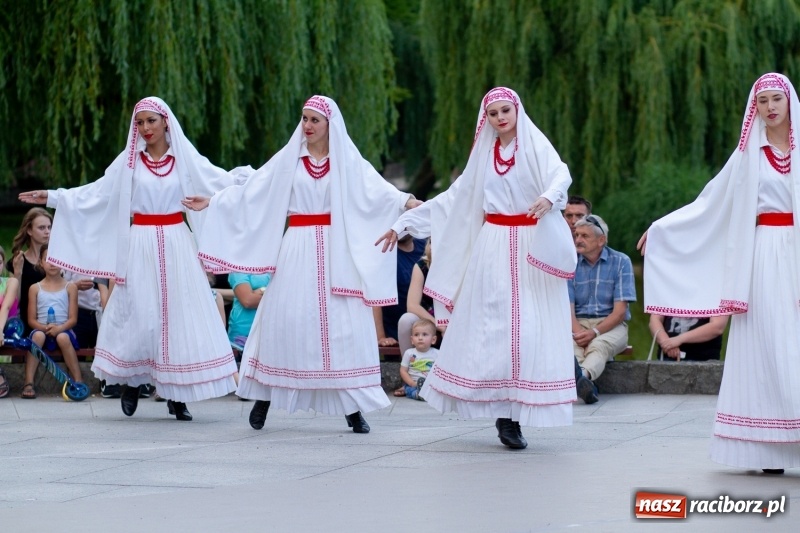 Zdjęcie w galerii na portalu naszraciborz.pl: Magiczna i kolorowa I Raciborska Noc Świętojańska z folklorem wiadomości z regionu