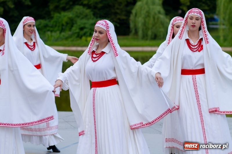 Zdjęcie w galerii na portalu naszraciborz.pl: Magiczna i kolorowa I Raciborska Noc Świętojańska z folklorem wiadomości z regionu