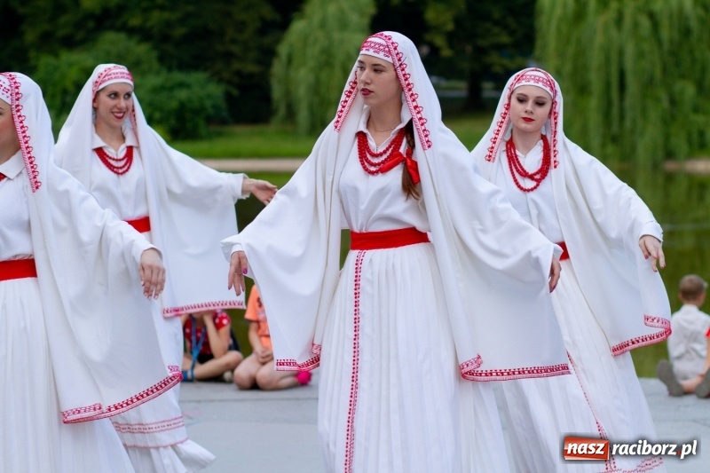 Zdjęcie w galerii na portalu naszraciborz.pl: Magiczna i kolorowa I Raciborska Noc Świętojańska z folklorem wiadomości z regionu