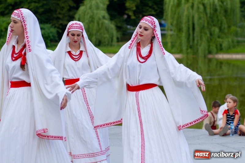 Zdjęcie w galerii na portalu naszraciborz.pl: Magiczna i kolorowa I Raciborska Noc Świętojańska z folklorem wiadomości z regionu