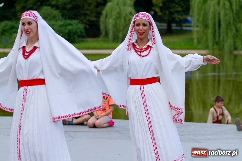 Zdjęcie w galerii na portalu naszraciborz.pl: Magiczna i kolorowa I Raciborska Noc Świętojańska z folklorem wiadomości z regionu