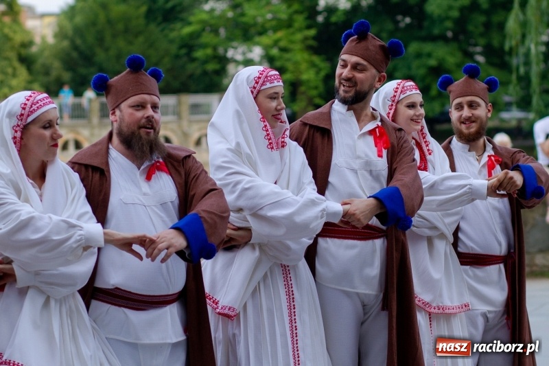 Zdjęcie w galerii na portalu naszraciborz.pl: Magiczna i kolorowa I Raciborska Noc Świętojańska z folklorem wiadomości z regionu