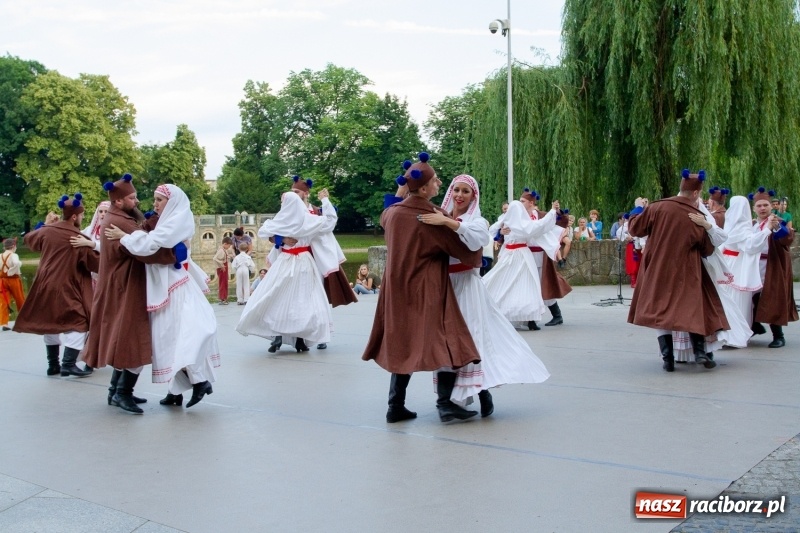 Zdjęcie w galerii na portalu naszraciborz.pl: Magiczna i kolorowa I Raciborska Noc Świętojańska z folklorem wiadomości z regionu