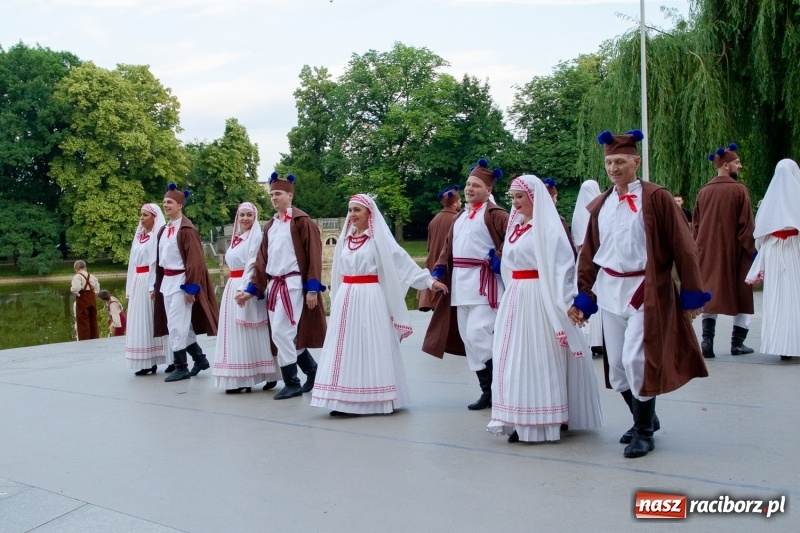 Zdjęcie w galerii na portalu naszraciborz.pl: Magiczna i kolorowa I Raciborska Noc Świętojańska z folklorem wiadomości z regionu