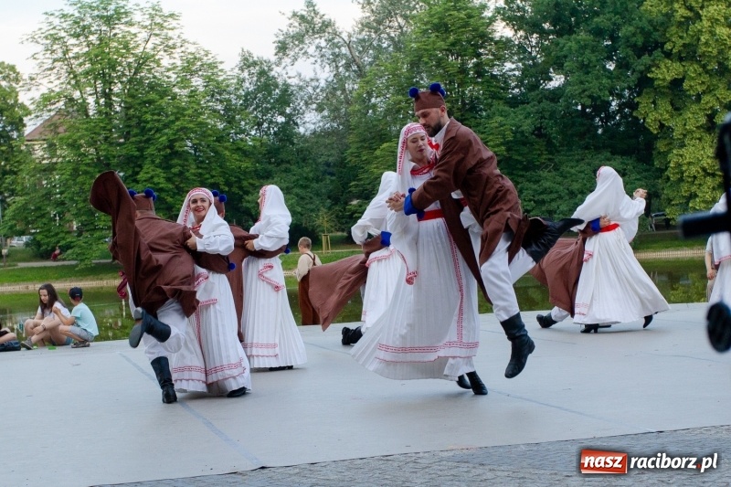 Zdjęcie w galerii na portalu naszraciborz.pl: Magiczna i kolorowa I Raciborska Noc Świętojańska z folklorem wiadomości z regionu