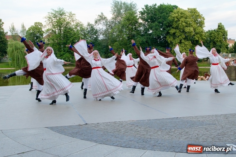 Zdjęcie w galerii na portalu naszraciborz.pl: Magiczna i kolorowa I Raciborska Noc Świętojańska z folklorem wiadomości z regionu