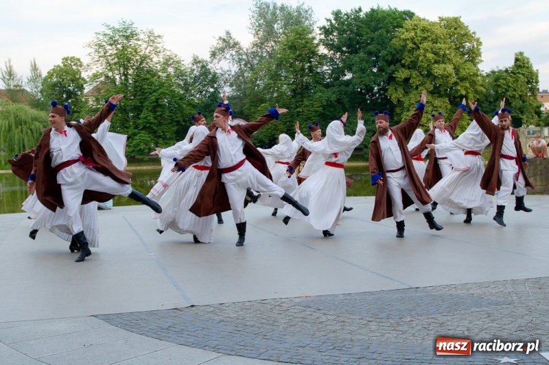 Zdjęcie w galerii na portalu naszraciborz.pl: Magiczna i kolorowa I Raciborska Noc Świętojańska z folklorem wiadomości z regionu