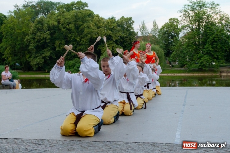 Zdjęcie w galerii na portalu naszraciborz.pl: Magiczna i kolorowa I Raciborska Noc Świętojańska z folklorem wiadomości z regionu