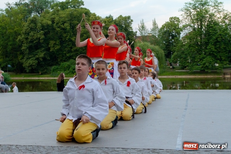 Zdjęcie w galerii na portalu naszraciborz.pl: Magiczna i kolorowa I Raciborska Noc Świętojańska z folklorem wiadomości z regionu