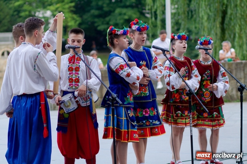 Zdjęcie w galerii na portalu naszraciborz.pl: Magiczna i kolorowa I Raciborska Noc Świętojańska z folklorem wiadomości z regionu