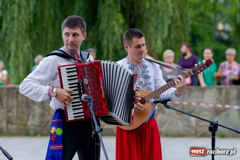 Zdjęcie w galerii na portalu naszraciborz.pl: Magiczna i kolorowa I Raciborska Noc Świętojańska z folklorem wiadomości z regionu