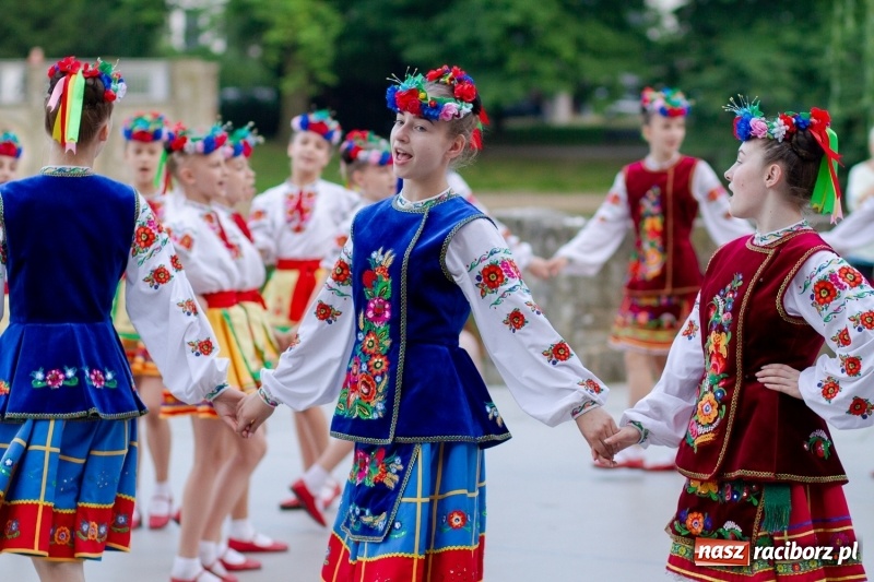 Zdjęcie w galerii na portalu naszraciborz.pl: Magiczna i kolorowa I Raciborska Noc Świętojańska z folklorem wiadomości z regionu