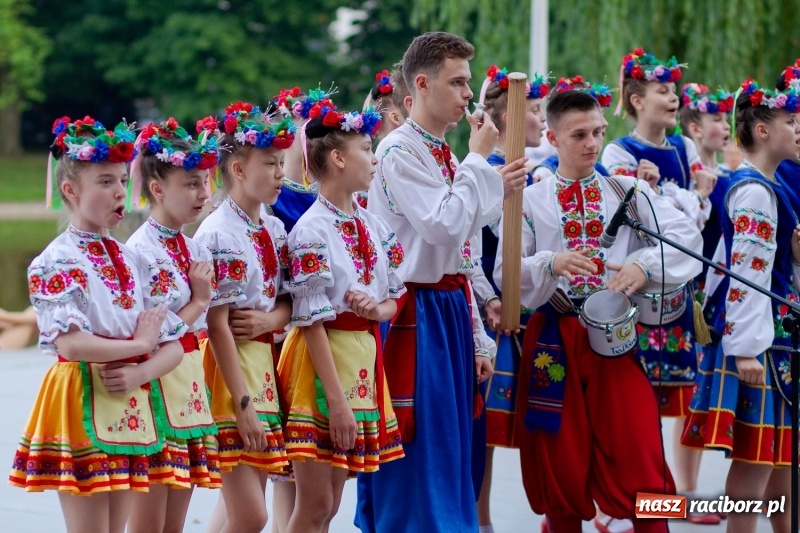 Zdjęcie w galerii na portalu naszraciborz.pl: Magiczna i kolorowa I Raciborska Noc Świętojańska z folklorem wiadomości z regionu