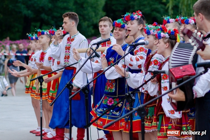 Zdjęcie w galerii na portalu naszraciborz.pl: Magiczna i kolorowa I Raciborska Noc Świętojańska z folklorem wiadomości z regionu