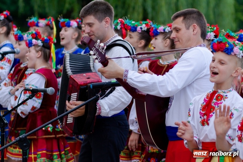 Zdjęcie w galerii na portalu naszraciborz.pl: Magiczna i kolorowa I Raciborska Noc Świętojańska z folklorem wiadomości z regionu