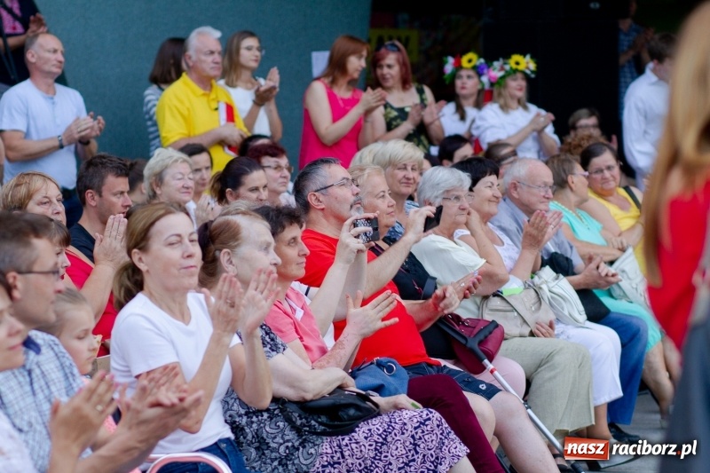 Zdjęcie w galerii na portalu naszraciborz.pl: Magiczna i kolorowa I Raciborska Noc Świętojańska z folklorem wiadomości z regionu
