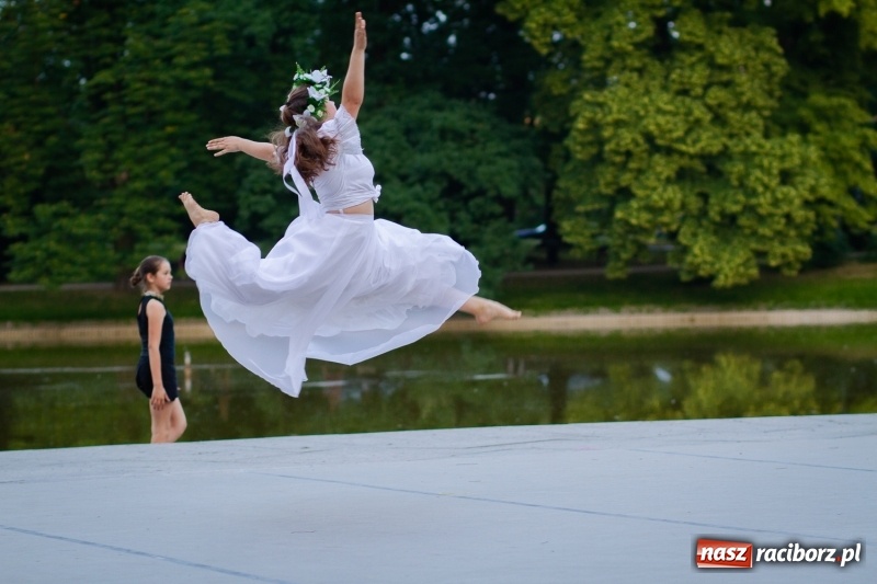 Zdjęcie w galerii na portalu naszraciborz.pl: Magiczna i kolorowa I Raciborska Noc Świętojańska z folklorem wiadomości z regionu