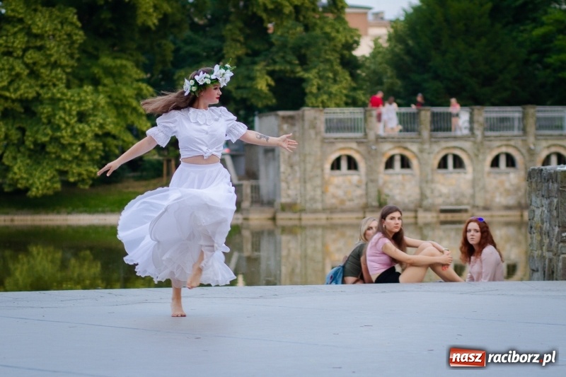 Zdjęcie w galerii na portalu naszraciborz.pl: Magiczna i kolorowa I Raciborska Noc Świętojańska z folklorem wiadomości z regionu