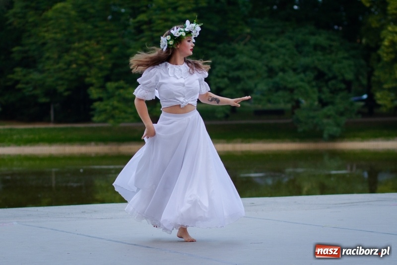 Zdjęcie w galerii na portalu naszraciborz.pl: Magiczna i kolorowa I Raciborska Noc Świętojańska z folklorem wiadomości z regionu